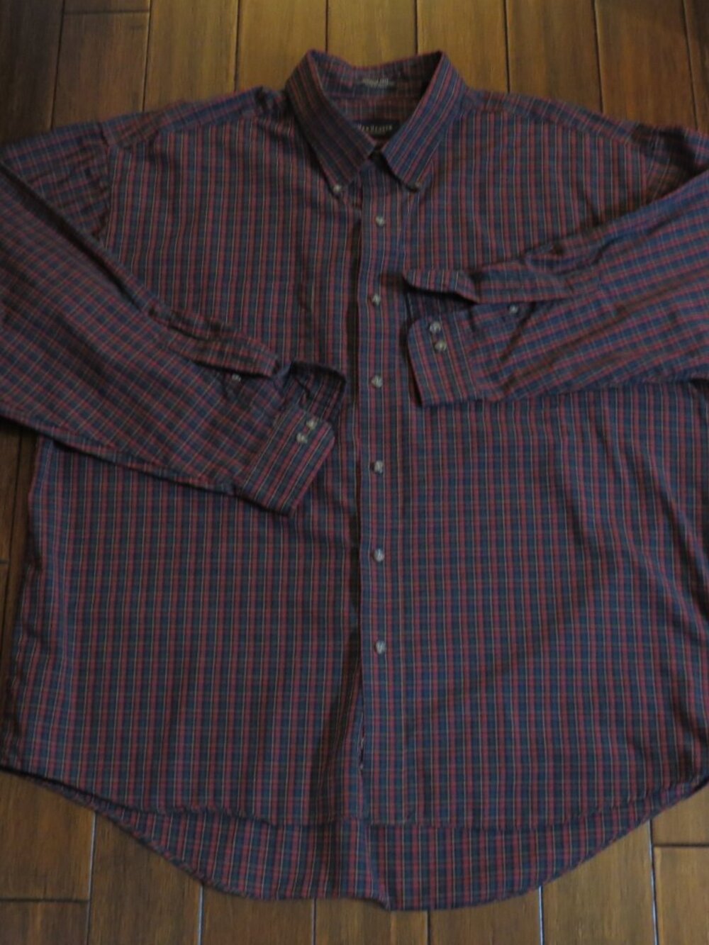 Van Heusen XL 17—17.5  Wrinkle Free Button Down Long Sleeve Shirt Plaid Red Gree